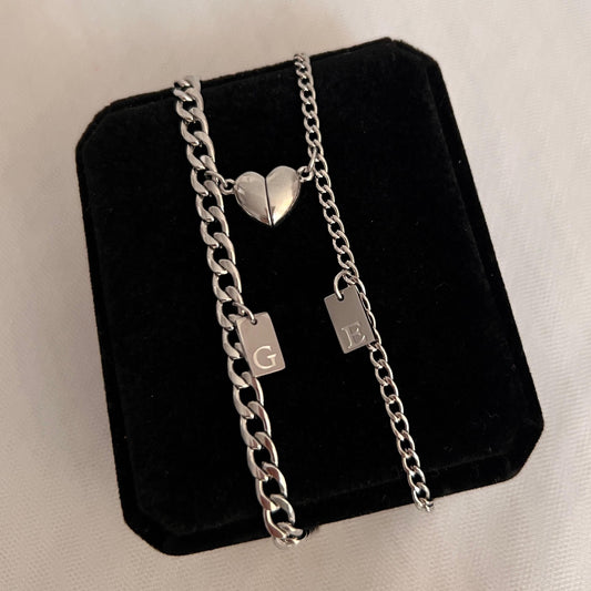 Pulseras de pareja imantadas con iniciales plaquita