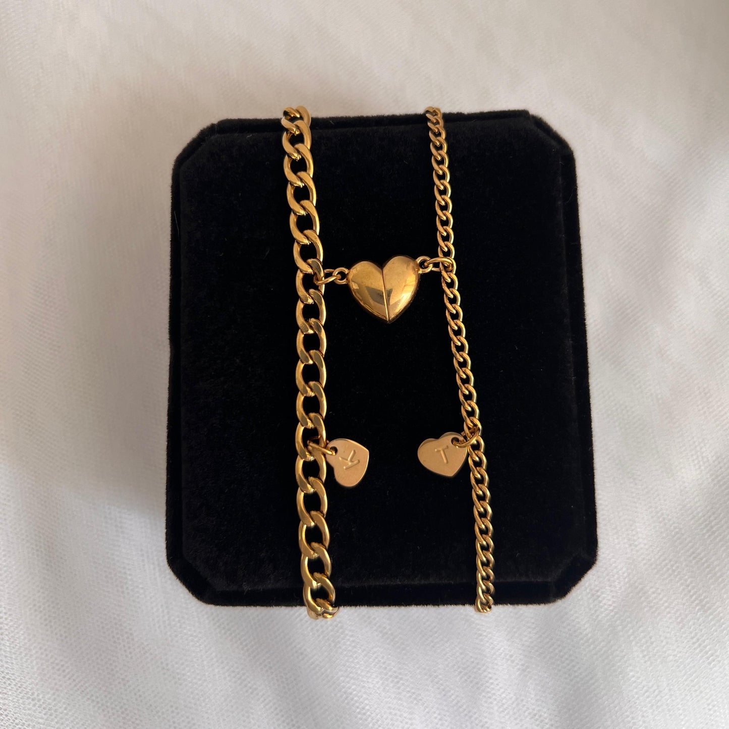 Pulseras de pareja imantadas con iniciales corazón