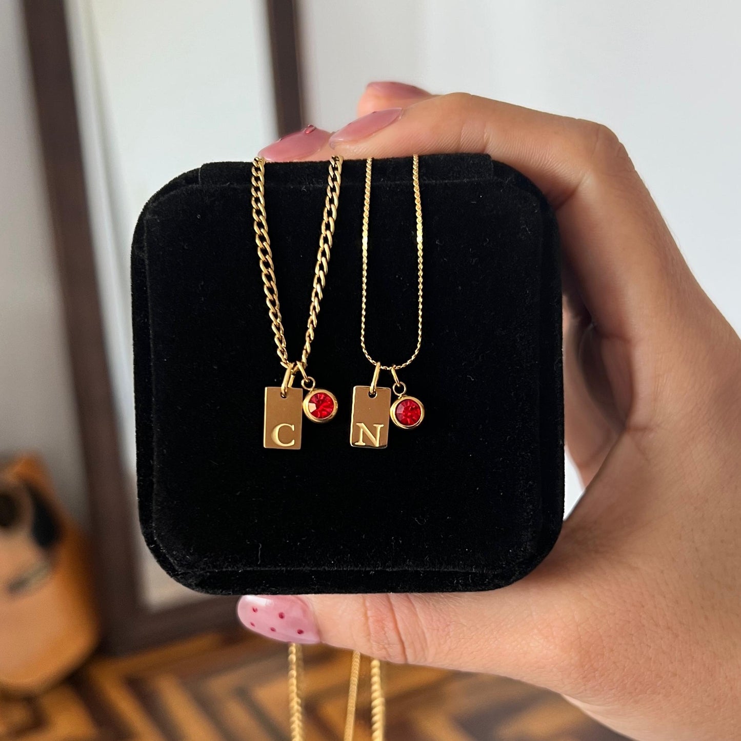 Collares plaquita y piedra de aniversario pequeña dorada