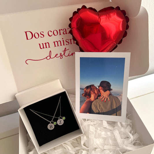 Collares iniciales circulares y piedra de aniversario pequeña plateada