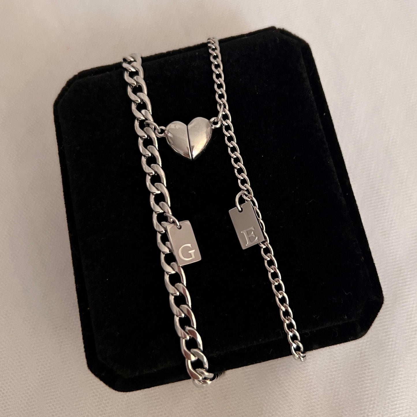 Pulseras de pareja imantadas con iniciales plaquita