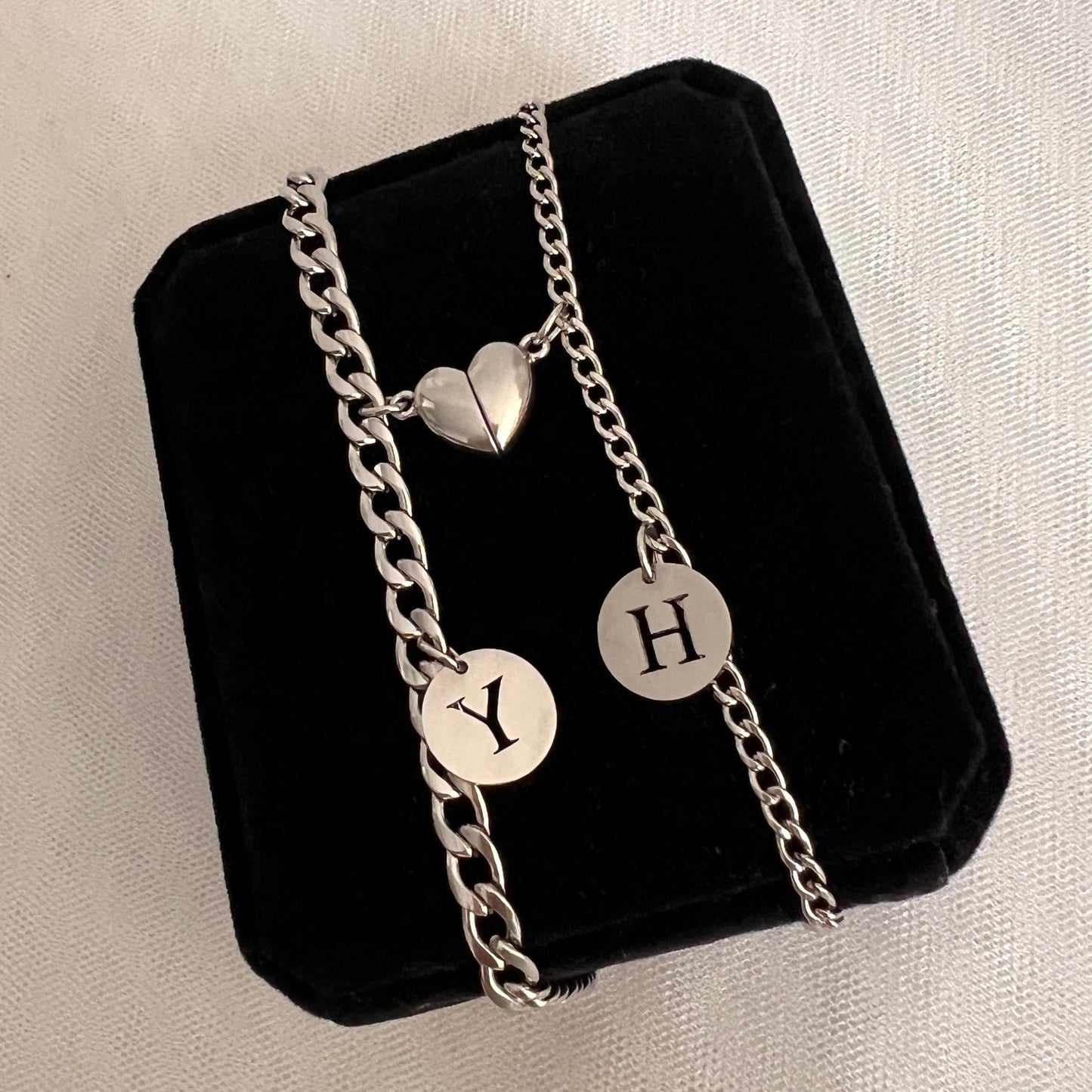 Pulseras de pareja imantadas con iniciales circulares