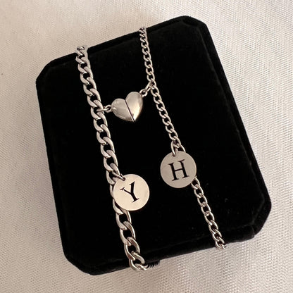 Pulseras de pareja imantadas con iniciales circulares
