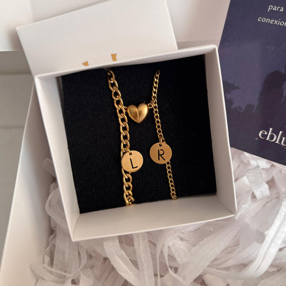 Pulseras de pareja imantadas con iniciales circulares