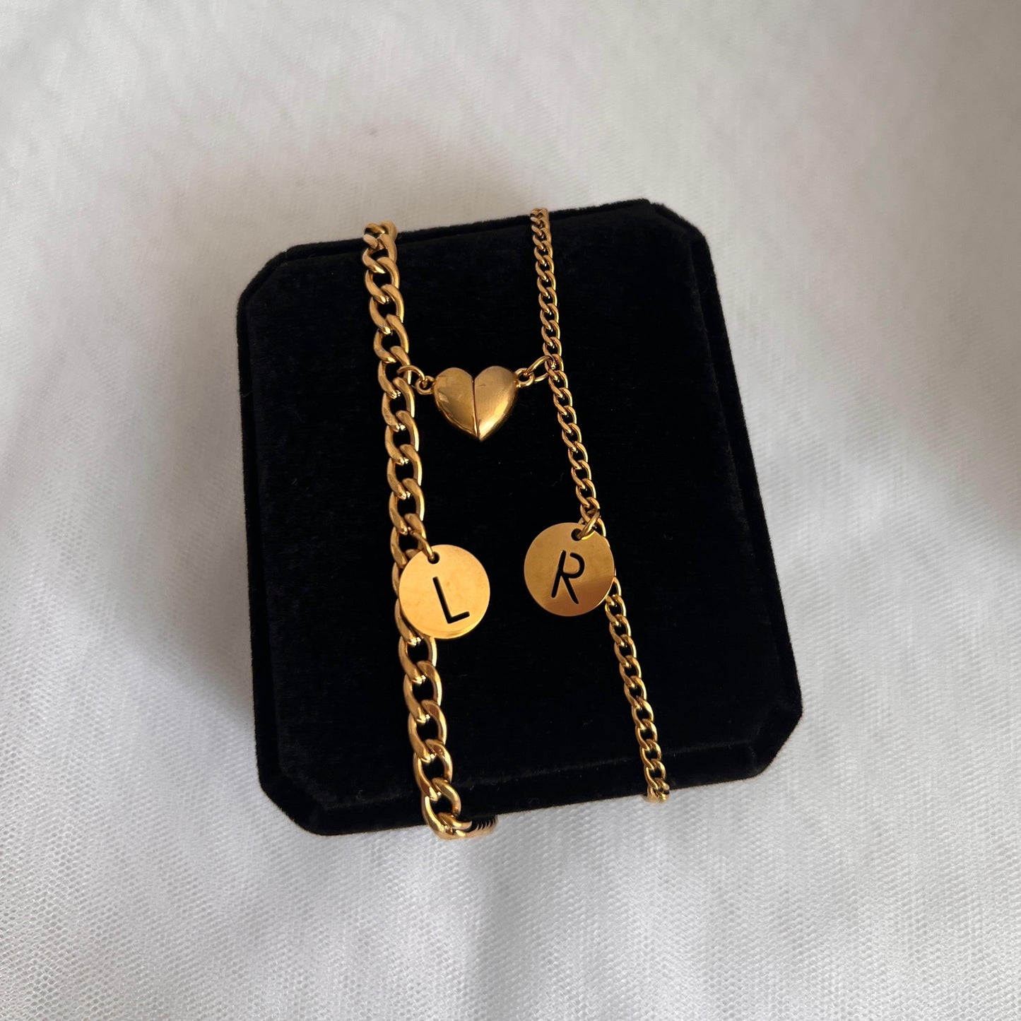 Pulseras de pareja imantadas con iniciales circulares
