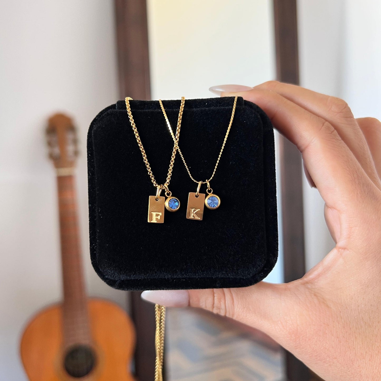 Collares plaquita y piedra de aniversario pequeña dorada