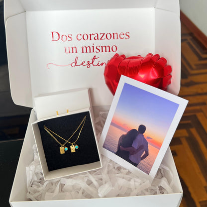 Collares plaquita y piedra de aniversario pequeña dorada