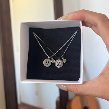 Collares iniciales circulares y piedra de aniversario pequeña plateada