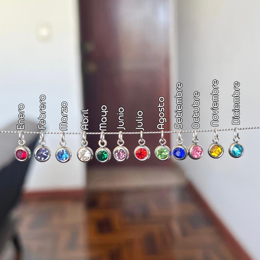 Collares iniciales circulares y piedra de aniversario pequeña plateada