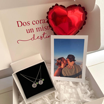 Collares iniciales circulares y piedra de aniversario pequeña plateada