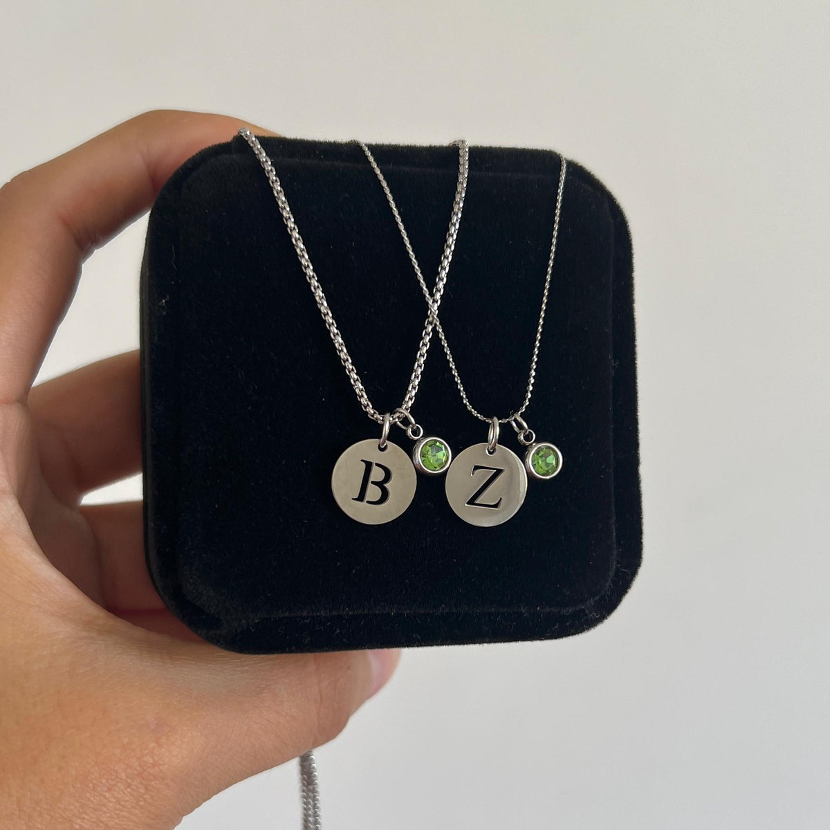 Collares iniciales circulares y piedra de aniversario pequeña plateada