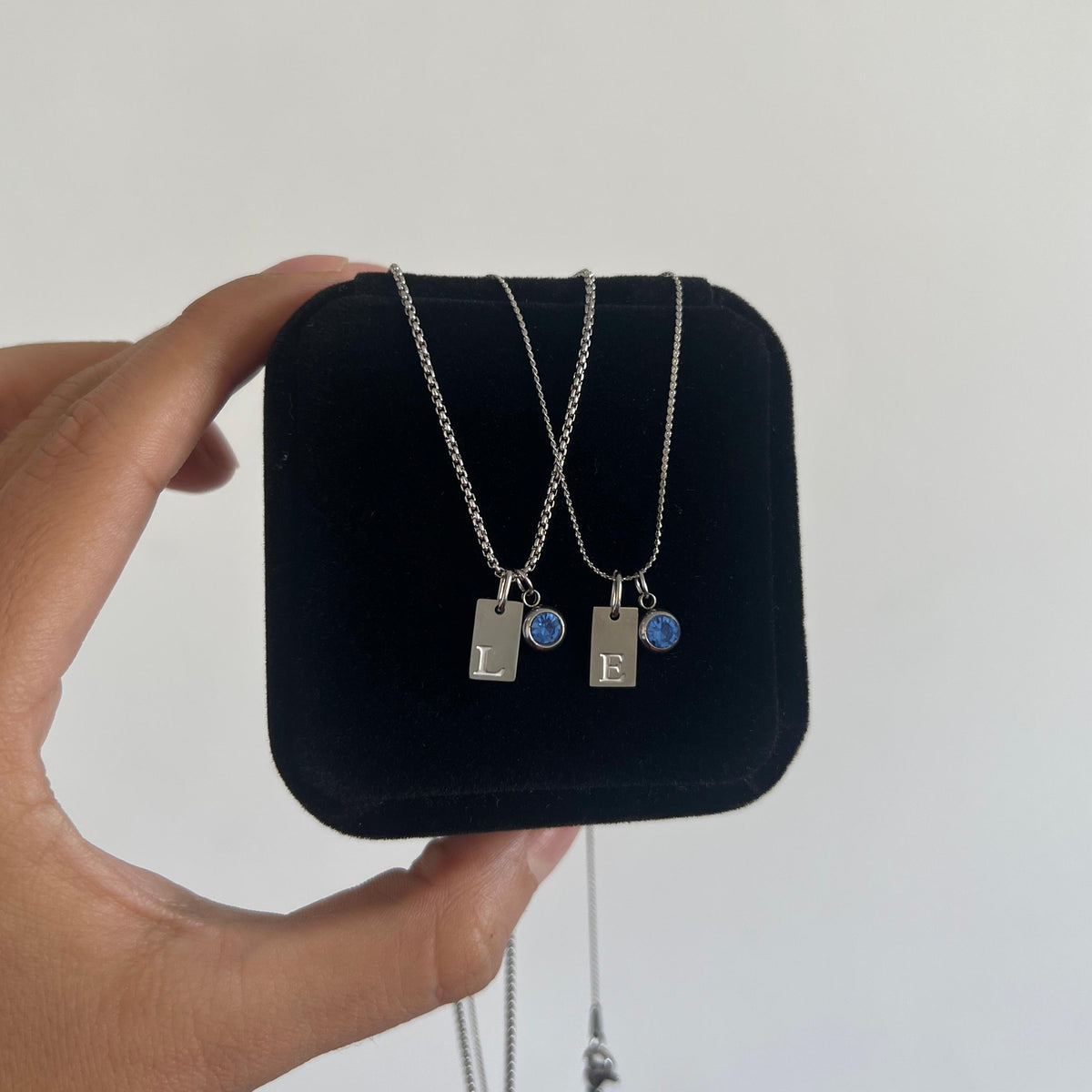 Collares iniciales plaquita y piedra de aniversario pequeña plateada