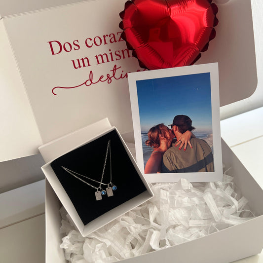 Collares iniciales plaquita y piedra de aniversario pequeña plateada